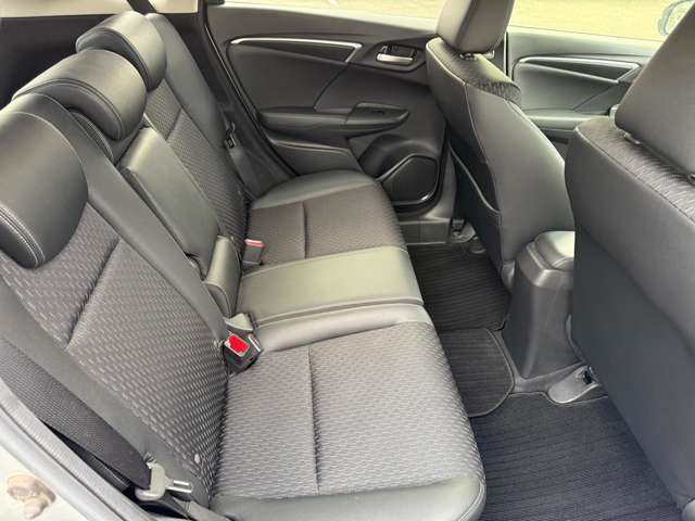 軽い力で起こせる「ダンパー機構付」のリアシートもタイプ別設定