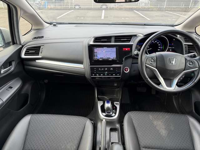 充分に大きいフィットの荷室が、ワンアクションの簡単操作で後席を倒せば、さらに大容量に