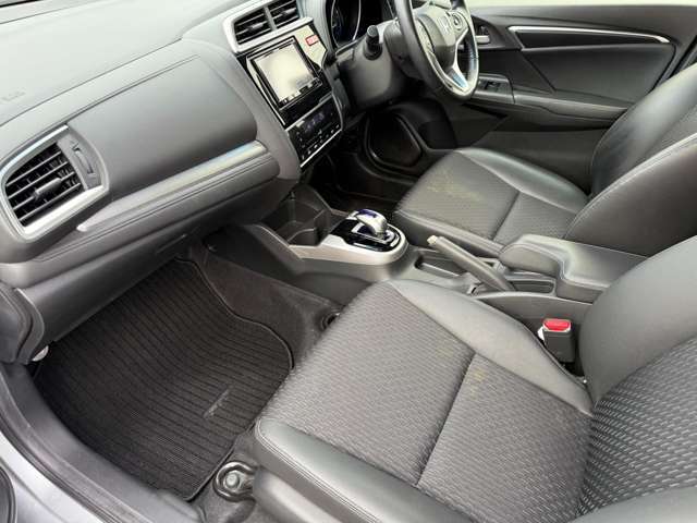 入れ物にあわせて開口を広げられる運転席のドリンクホルダーやタブレットPC※1が収まるセンターコンソールボックス