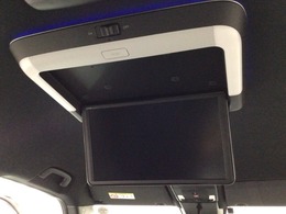 【後席用プルダウンモニター】後ろに乗車している人を飽きさせません♪　テレビやDVDビデオを見ながら楽しいドライブを♪使わない時は格納できますので、ジャマになる事もありません♪