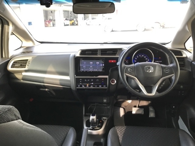 広びろとした視界が運転にゆとりを広げます。