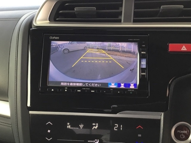 バックモニター付きで、車庫入れやバック時の後方確認をサポート。