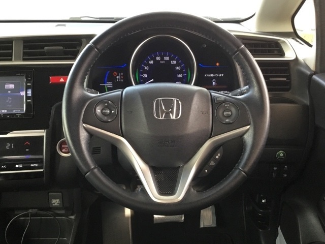 高効率なエンジンをモーターがアシストして走行中の燃費消費を抑えるハイブリッド。停車中もアイドリングストップにより燃費消費と排出ガスをなくします。
