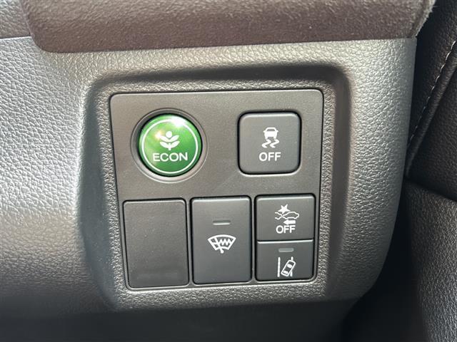 こちら運転席周りの操作部分の写真になります。各部しっかり動作の確認をしておりますので、ご安心だくさい。また、第三者機関の鑑 定書もありますので、そちらも併せて、ご確認いただければ幸いです！