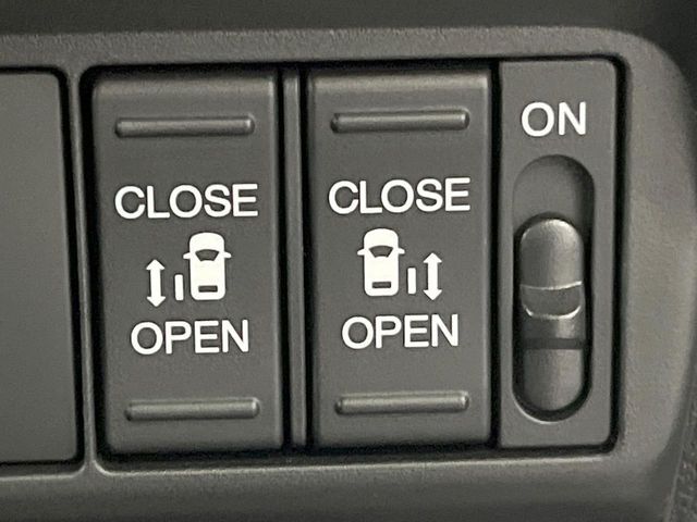【両側パワースライドドア】スマートキーや運転席のスイッチで後席両側スライドドアの開閉が可能♪電動だから力を入れてドアを開ける必要が無く、小さなお子様でも簡単に開け閉めでき快適です♪