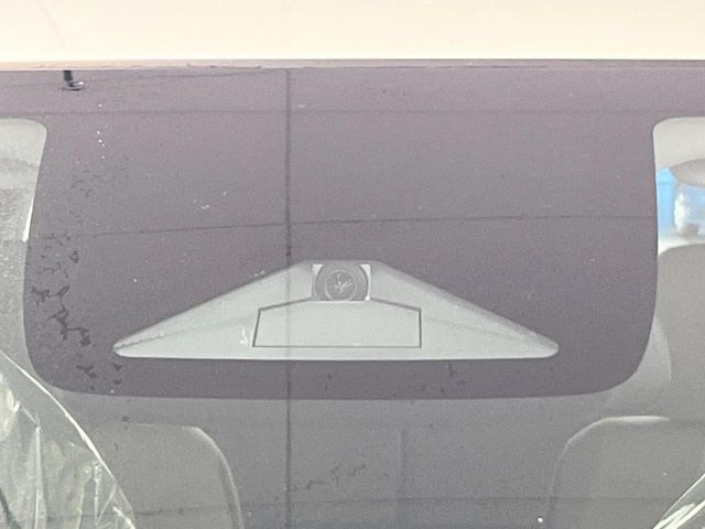 【ホンダセンシング】走行中に前方の車両等を認識し、衝突しそうな時は警報とブレーキで衝突回避と被害軽減をアシスト。より安全にドライブをお楽しみいただけます。