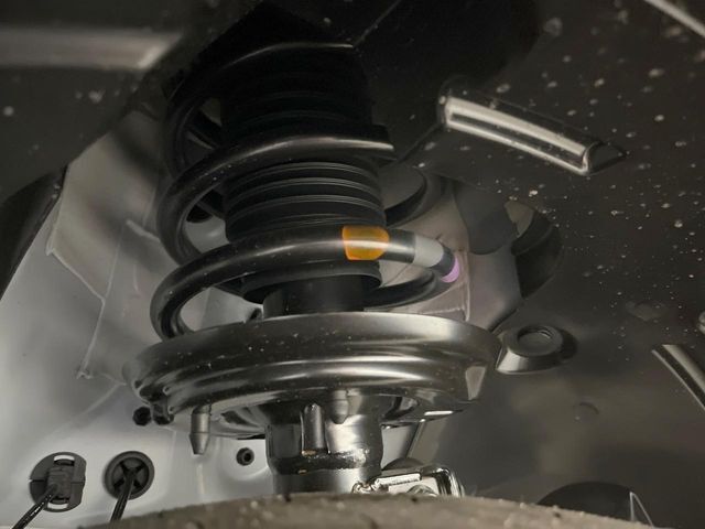 お車を安心してお乗りいただく為には、足回りの定期点検が欠かせません。サービスサポート（有償保証）では無料点検もご提供しており、安心のカーライフをお過ごしいただけるサポート体制が整っています。