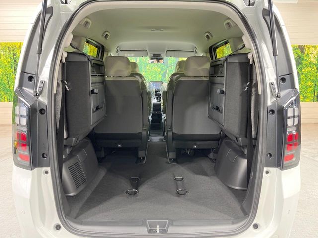 積み下ろしのしやすいデッキにはたっぷりと荷物を積み込んでいただけます。遊びから仕事まで、様々なシーンで頼れます♪