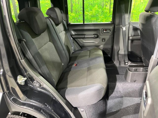 後部座席も気になるようなキズ・汚れやへたり等、大きなダメージはなく、良好な状態です。