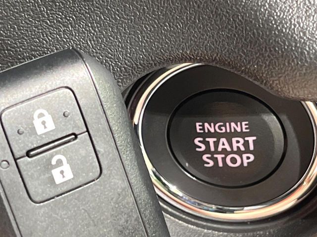 【キーレススタートシステム】カバンやポケットに入れたままでもドアの施錠・解錠が可能なスマートキーを装備。エンジンのオン・オフ時もカギを取り出す必要が無いからとっても便利です♪