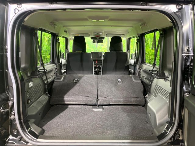 後席を格納すると、これだけの広さが！シーンに合わせたシートアレンジで、大きな荷物も積むことが出来ます♪