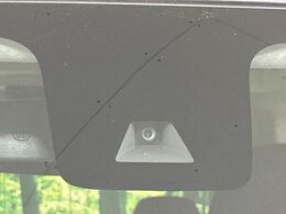 【エマージェンシーブレーキ】走行中に前方の車両等を認識し、衝突しそうな時は警報とブレーキで衝突回避と被害軽減をアシスト。より安全にドライブをお楽しみいただけます。