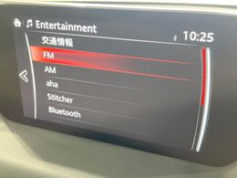 【8インチマツダコネクト】車内の雰囲気にマッチした大型のディスプレイ。スマホ接続でのナビ使用やBluetooth再生等、様々な機能が楽しめます。直感的なダイヤル操作が可能で、使い勝手も良好です。