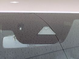 【アドバンスドスマートシティブレーキサポート】低速走行中に前方の車両等を認識し、衝突しそうな時は警報とブレーキで衝突回避と被害軽減をアシスト。より安全にドライブをお楽しみいただけます。