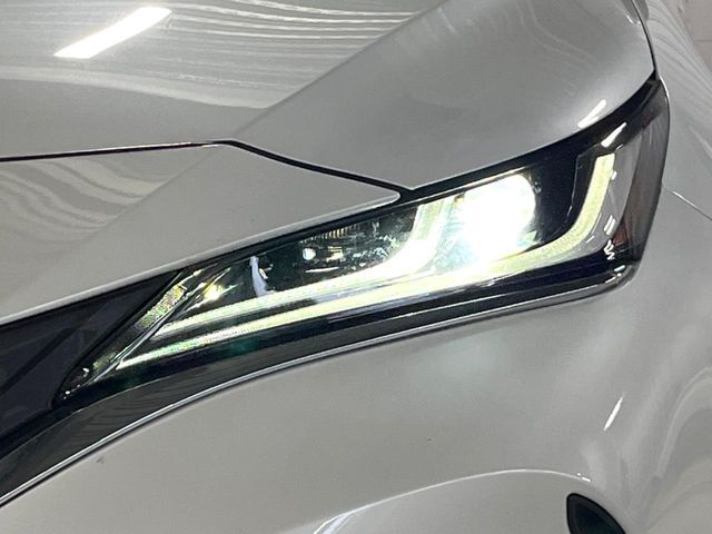 【LEDヘッドライト】悪天候や夜間走行時も良好な視界を確保し安心して運転できる高輝度LEDヘッドライトを装備！点灯速度が早く、消費電力も抑えられています。