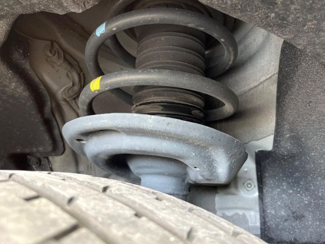 お車を安心してお乗りいただく為には、足回りの定期点検が欠かせません。サービスサポート（有償保証）では無料点検もご提供しており、安心のカーライフをお過ごしいただけるサポート体制が整っています。