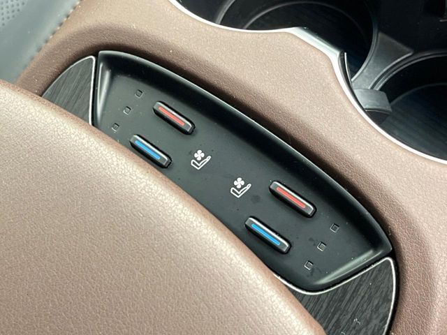 【シートベンチレーション】夏場は涼しい風でお尻や背中の熱やムレを防ぎ、冬はエアコンよりも早く温まってポカポカに！レザーシートにうれしい装備で、季節を問わず快適に過ごせます。