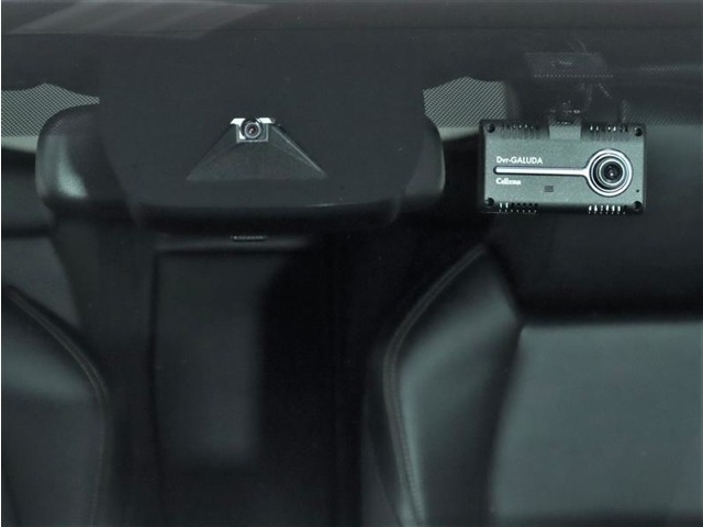 ドライブレコーダー装備：車の走行中の主に外観を中心に記録する撮影機材です！交通事故発生時の責任の所在を明確にしたり、観光等を記録するのにも役立ちます！