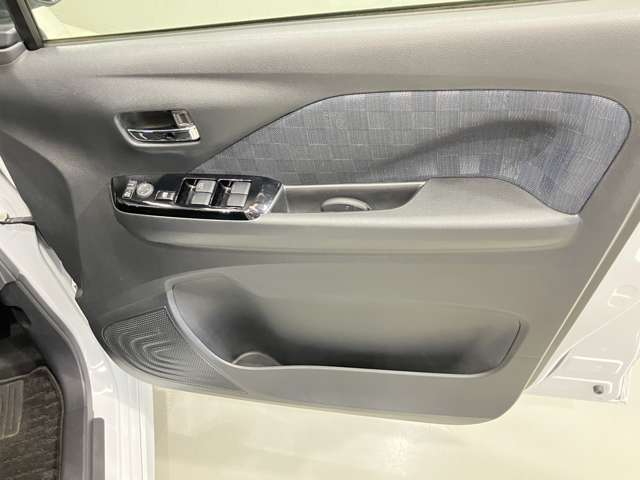 【運転席ドア】収納ポケットが付いているので運転席周りもスッキリ保てます★