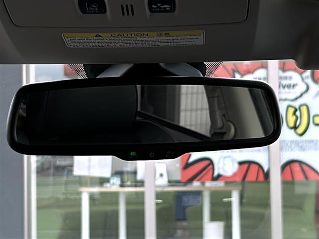 こちらバックミラーの写真になります。割れ等ありませんので、ご安心ください。中古車になりますと、ミラーは結構くすんで汚れていることが多いですが、くまなく清掃しておりますので、ご検討はお早めに！