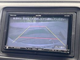 【バックカメラ】駐車時に後方がリアルタイム映像で確認できます。大型商業施設や立体駐車場での駐車時や、夜間のバック時に大活躍！運転スキルに関わらず、今や必須となった装備のひとつです！