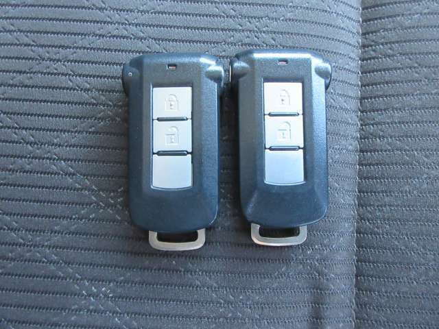 〔インテリジェントキー〕機械的に鍵を開閉するのではなく、バックやポケットの中に持っているだけで開閉やエンジン始動なども可能なインテリジェントキーシステムです