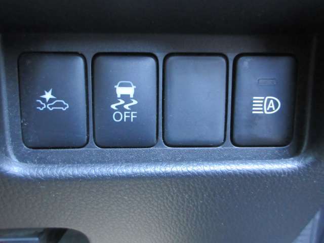 エマージェンシーブレーキは、 約10～80km/h の範囲で前方の車両や歩行者と衝突する可能性がある場合に作動し、自動的に停止又は減速することにより 衝突回避や衝突被害の軽減を図ります。