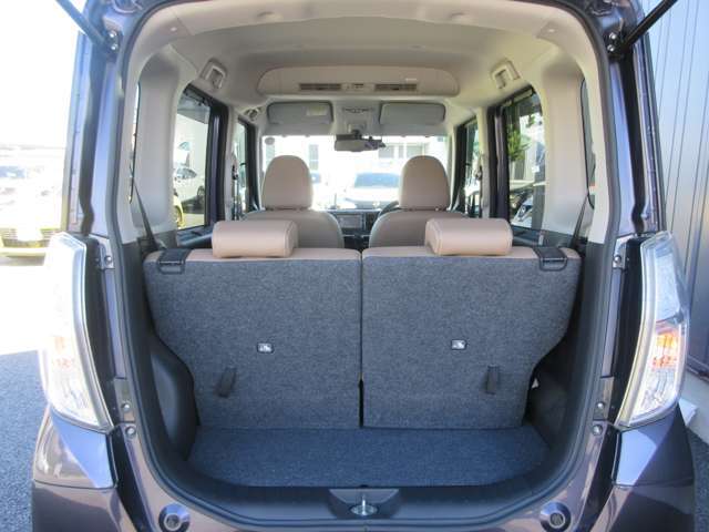 「1年間走行無制限保証」全国2300カ所の日産サービス工場で保証修理が受けられる。また一部低価格車や多走行車には「ワイド保証ライト」が設定されている。保証内容はワイド保証と同じ。期間が3ヵ月となる。