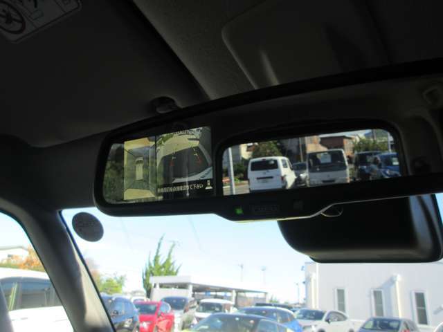 〔スマートルームミラー〕内蔵モニターにより後方の状況をクリアな画像で確認出来ます。夜間も勿論、くっきり！通常のルームミラーに切替も可能です。