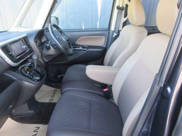 【VDC】運転操作やクルマの速度を検知して、ブレーキやエンジン出力の制御を 自動的に行い、滑りやすい路面やカーブを曲がるときや障害物を回避するときにクルマ の横滑りを軽減し、運転に安心感を与えます。