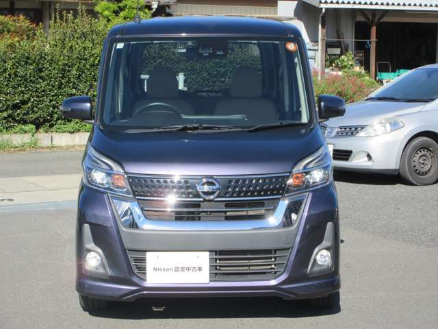 【LEDヘッドランプ】ハロゲンヘッドランプの約2倍の光量でより明るく遠くを照射。視認性、長寿命、省電力に優れ、スタイリッシュな白光色も魅力