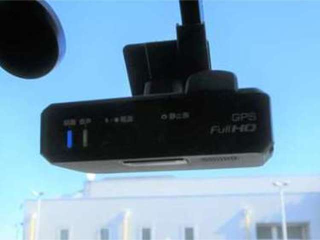 【ドラレコ】最近の装着率の高いドライブレコーダー装備です。万が一の時の証明やアオリ運転の抑制効果もありますね。