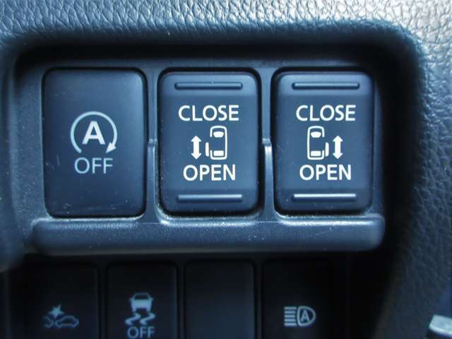 『両側オ-トスライドドア』左右自動にてドアが開閉致します。乗り降り楽チンですね♪