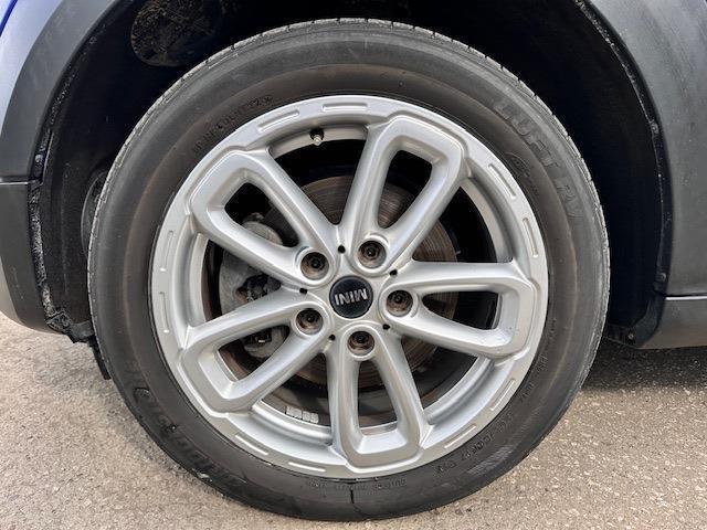 【アルミホイール】デザイン性が大事ですが、スチールホイールに比べてアルミは軽量ですので、燃費や走りにも影響します。