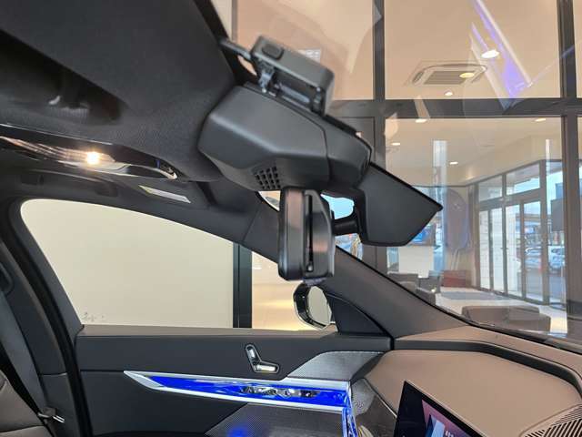 ルームミラー内蔵ETC車載器（自動防眩付）後続からの光が一定以上になると自動で眩しさを緩和します。