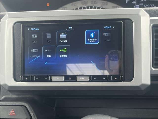 【ナビゲーション】メモリーナビ・CD/DVD再生・Bluetooth対応でスマホの音楽が車内で聞けます♪別途8，000円で、走行中にもTVが映るようになり、ナビの操作も出来ますヨ♪