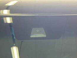 【ホンダセンシング】走行中に前方の車両等を認識し、衝突しそうな時は警報とブレーキで衝突回避と被害軽減をアシスト。より安全にドライブをお楽しみいただけます。