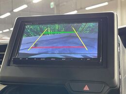 【バックカメラ】駐車時に後方がリアルタイム映像で確認できます。大型商業施設や立体駐車場での駐車時や、夜間のバック時に大活躍！運転スキルに関わらず、今や必須となった装備のひとつです！