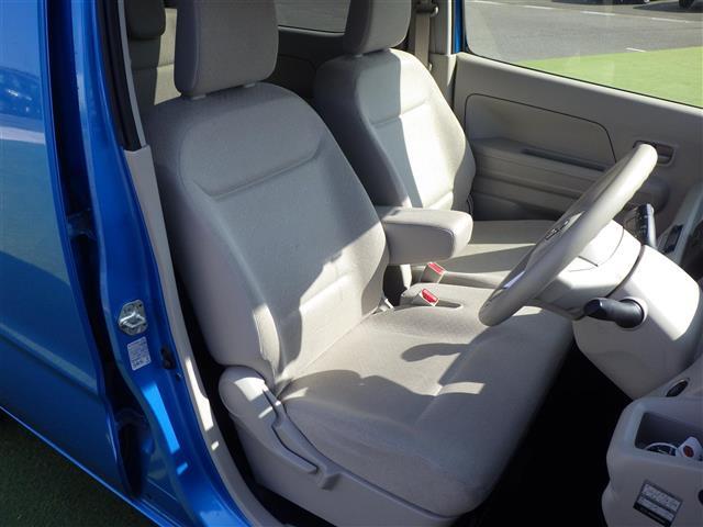 【運転席】座り心地が良いシートなので長時間の運転でも快適にお過ごしいただけます。新品のフロアマットのご注文も可能です。掲載箇所以外にご希望の写真がございましたらお気軽にお問い合わせ下さい。