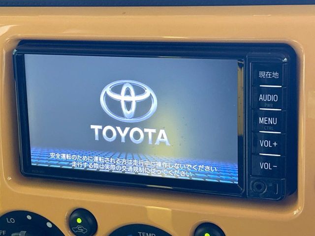 【純正ナビ】人気の純正ナビを装備しております。ナビの使いやすさはもちろん、オーディオ機能も充実！キャンプや旅行はもちろん、通勤や買い物など普段のドライブも楽しくなるはず♪