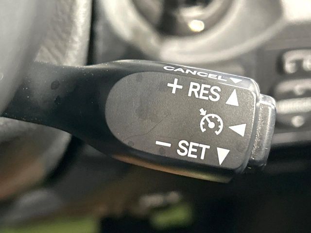 【クルーズコントロール】高速道路もラクラク走行。アクセルを離しても一定速度で走行ができ、長距離運転時の負担を軽減！加速・減速も簡単なスイッチ操作で調整できます。