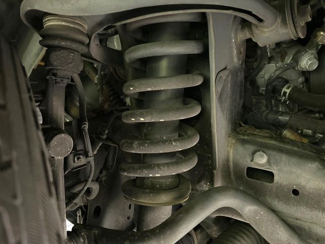 お車を安心してお乗りいただく為には、足回りの定期点検が欠かせません。サービスサポート（有償保証）では無料点検もご提供しており、安心のカーライフをお過ごしいただけるサポート体制が整っています。