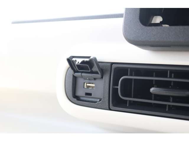 スマートキー標準装備です。車に近づいてリクエストスイッチを押せばドアの開閉ができます。更にエンジンの始動もカギを挿さずに出来ます。防犯面でも安心に繋がります。