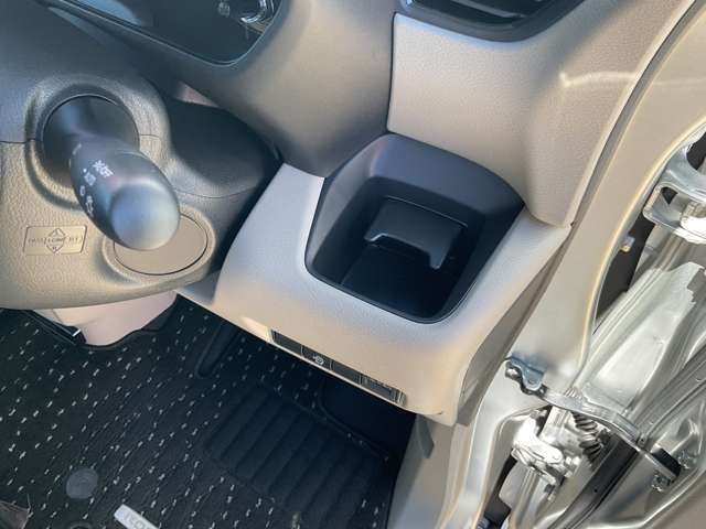 ドリンクホルダーは、運転席右前と助手席左前についています！