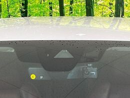 【スマートブレーキサポート】走行中に前方の車両等を認識し、衝突しそうな時は警報とブレーキで衝突回避と被害軽減をアシスト。より安全にドライブをお楽しみいただけます。