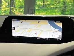 【8.8インチマツダコネクト】車内の雰囲気にマッチした大型のディスプレイ。スマホ接続でのナビ使用やBluetooth再生等、様々な機能が楽しめます。直感的なダイヤル操作が可能で、使い勝手も良好です。