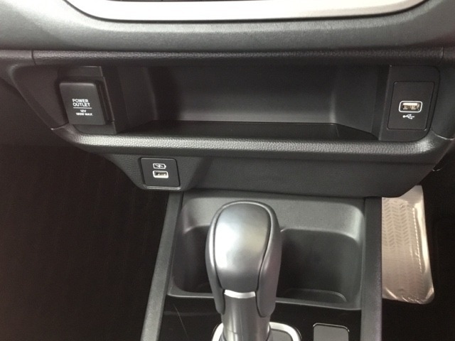 USBチャージャー搭載。スマートフォンなどの充電にとっても便利です。