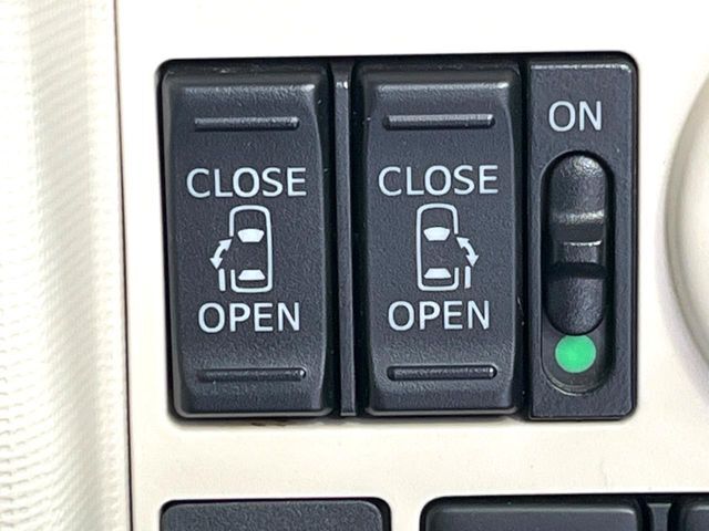 【両側パワースライドドア】スマートキーや運転席のスイッチで後席両側スライドドアの開閉が可能♪電動だから力を入れてドアを開ける必要が無く、小さなお子様でも簡単に開け閉めでき快適です♪
