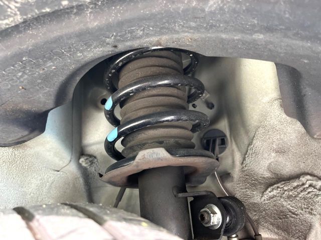 お車を安心してお乗りいただく為には、足回りの定期点検が欠かせません。サービスサポート（有償保証）では無料点検もご提供しており、安心のカーライフをお過ごしいただけるサポート体制が整っています。