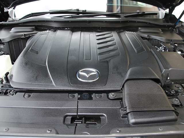 CX-60のエンジンルームカバーは、見た目の美しさや整理された印象を与えるだけでなく、防音や断熱といった機能的な役割も果たします。エンジン音を抑え、熱から部品を守る効果があるんです。